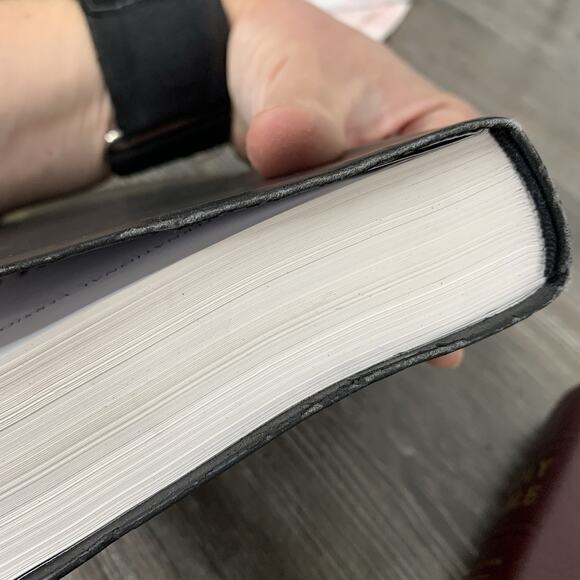 Zondervan Holy Bible NIV ReadEasy Black Italian Duo-tone - Picture 13 of 13